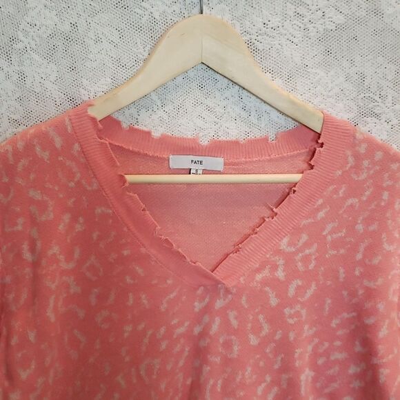 Fate Distressed Hemline Crew Neck Sweater Size Small Leopard Print Coral… - Picture 3 of 7